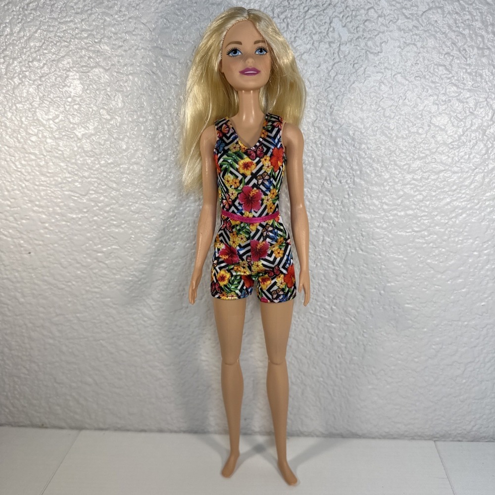 Barbie Mani Pedi Spa Fashion Doll, Mattel, Blonde, Blue‎ Eyes, Articulated Legs